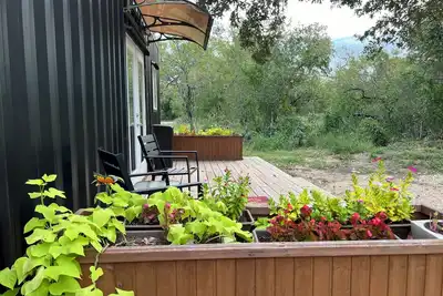 Image de Charming 2-bedroom container home nestled within an Alpaca Ranch
