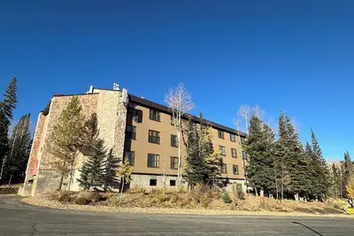 Image de 9600 Feet! Walk to Lift + Kitchen, Heated Indoor Pool