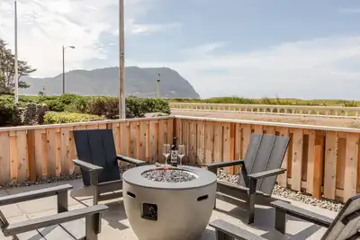 Image de Oceanfront Condo, Patio, Fire Pit, Ocean Views, 2br/2ba, New Build, 30-Day Min Stay