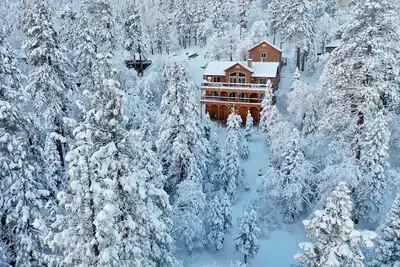 Image de Eagles Peak Lodge. Newest Addition. Walk to the Slopes. Home Theater & Game Room. Stunning Views.
