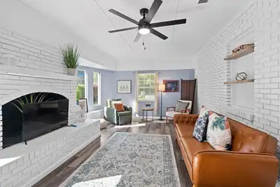 Image de Entire home in Savannah, Georgia\nPet Friendly~Gym~Putting Green~Office~Grill Top