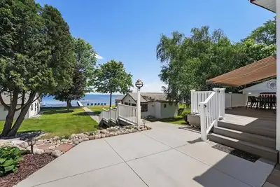 Image de Family-Friendly Lakefront Retreat at \"The Roost\"