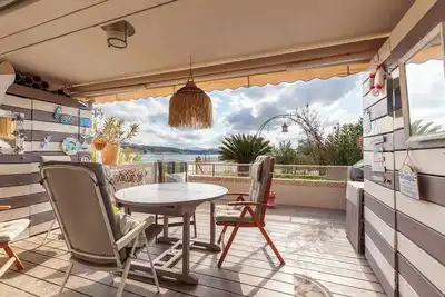 Image de Appartement sur la plage avec vue sur mer, Wi-Fi et climatisation