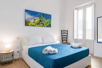 Image de Cozy 61sqm apartment, for 4 people, on the 1st floor of a renovated building (No lift and with stairs to access it). The property is located in a central area (Traffic Restricted Area), in the historic center of Palermo, a few minutes on foot from the Ca