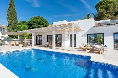 Maison de vacances 'Villa avec piscine privée d'eau salée' avec vue sur la mer et climatisation