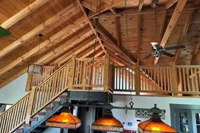 Image de Enchanting cabin offers the perfect blend of rustic charm & modern luxury.