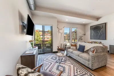 Image de Located in Heart Downtown Whitefish, Walking Distance to River + Short Drive to Skiing!