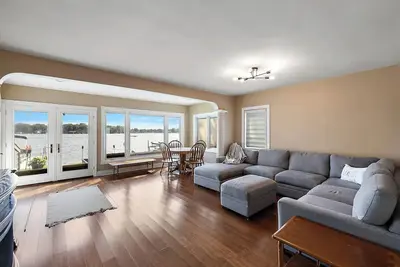 Image de Cozy, Lake Front Home & Near Ski Resort