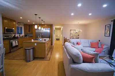 Image de Hannah's Paradise! Quaint family gathering home with hot tub & large space