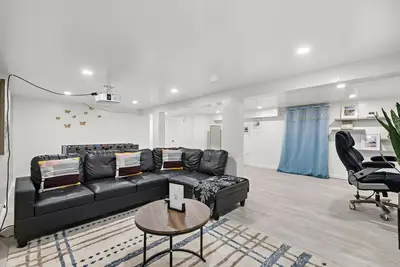 Image de Vacation Duplex Home Near Nyc and Airport– with Movie Theater and Gym