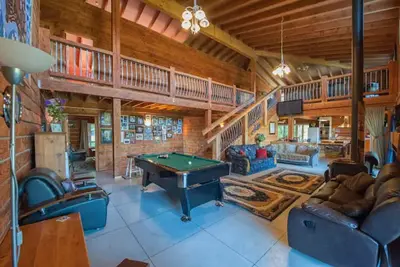 Image de 7 Bedroom Rustic lodge 45 min to Hobbiton Amazing Nz attractions Groups welcome