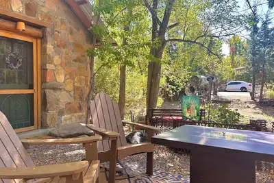 Image de Whispering Pines Retreat - 1 mile to the Courthouse Plaza