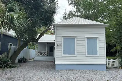 Image de Beautifully Renovated 3-bedroom cottage in Old Town Bsl. Close to Everything!