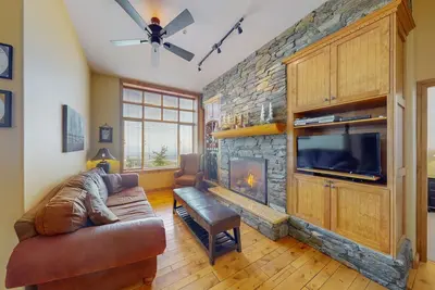 Image de Cozy condo with private hot tub, gas fireplace, and washer/dryer