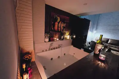 Image de Eric Room Service Tbilisi | Jacuzzi spa room
