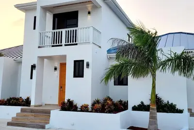 Image de Lush 2-Story Villa, Poolside Bliss Near Beach