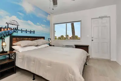 Image de Studio suite Queen bed kitchen walk in shower  #5