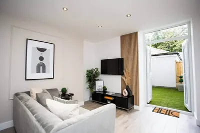 Image de Welcome to our newly refurbished modern apartment