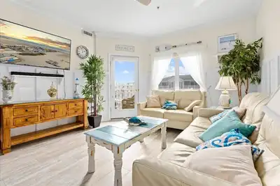 Image de 3br Condo Near Beach + Pool + Balcony Views