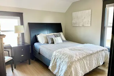 Image de North Shore Escape 3 Queen Rooms, Walkable to Beach & Shops