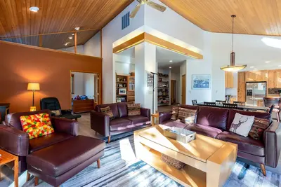 Titl04 - Charming Sunriver Retreat on the Golf Course