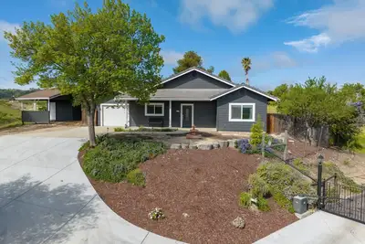 Image de Hilltop Guest House w/spectacular vineyard views!