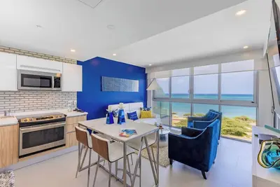 Image de Elegant Beach Chic Ocean View Condo