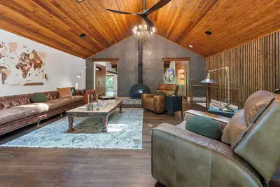 Image de Intown Mountain Retreat a magical oasis, sauna, gym, pool table