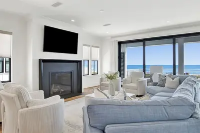Image de 7bd\/7ba Luxury Gulf-Front Home w\/ Private Pool + Beach Access