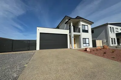 Image de Dunes View - Designer Home with Golf Course Frontage