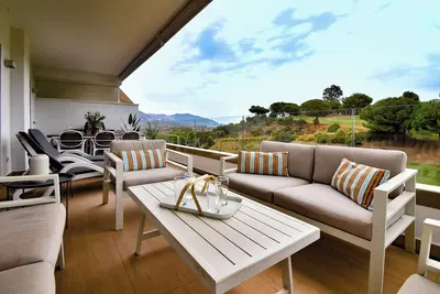 Image de Superbe appartement, vue exceptionnelle sur golf. Belle Terrasse et Piscine