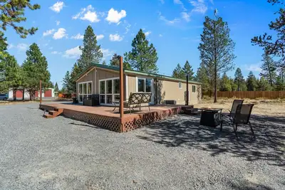 Image de Updated Beauty has Queen Suite, Acreage, Pickleball Court and Peacocks!