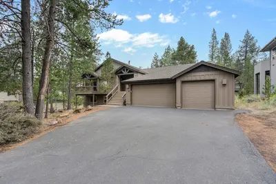 Image de Luxury Reunion Site, Sunriver Lodge has Six King Suites, Hot Tub, Bikes, Decks!