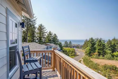 Image de Sky-High King Suite, Ocean Views, Hot Tub, Game Room, Media Room in Depoe Bay!