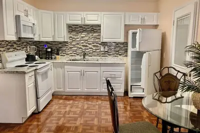 Image de Chic 2-Bedroom Apartment in Charming St. Cloud 25 miles to Disney