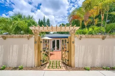 Image de Charming 4-bedroom bungalow with pool close to the Village, Lido & Siesta Keys
