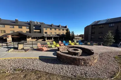 Image de Easy Skiing! Walk to Lift + Kitchen & Hot Tub!