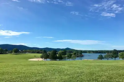 Image de Cozy 1-bedroom condo in Moneta, Va with a beautiful view of lake and mountains!
