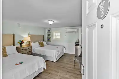 Image de Loggerhead Inn & Suites - Two Queen Room in hotel in Surf City, North Carolina