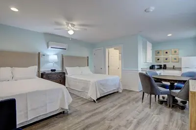 Image de Loggerhead Inn & Suites - Two Queen Suite in hotel in Surf City, North Carolina
