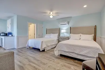 Image de Loggerhead Inn & Suites - Two Queen Suite in hotel in Surf City, North Carolina