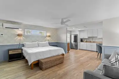 Image de Loggerhead Inn & Suites - Premium King Suite in hotel in Surf City, North Carolina