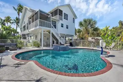 Image de Beautiful home with access to private beach, pool and hot tub.
