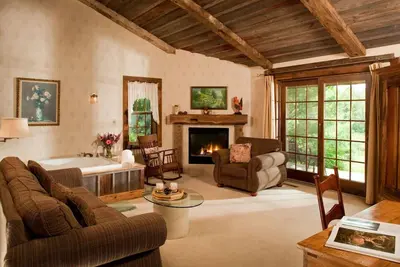Image de \"Enchanting Romantic Getaway: A Perfect Escape for Couples\"
