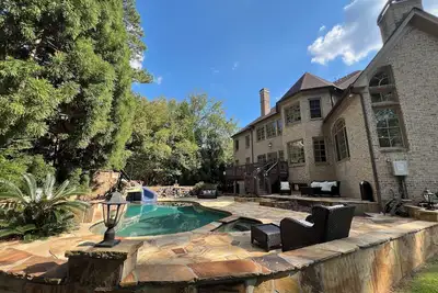 Image de Home in Atlanta -Heated Pool, Elevator, Movie theater, Gym -15 min from Downtown