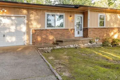 Image de Pet-Friendly 3-bedroom neighborhood home close to shopping, lake and river