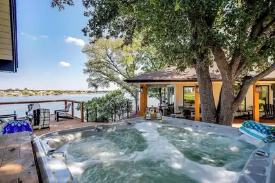 Image de 4bdrm Luxury Lakehouse  HotTub, Firepit & BoatDock