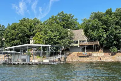 Image de Adorable 4 Mm Lakefront Home with private dock
