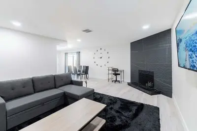 Image de 5Mins to Fremont! 10Mins to Strip! Sleeps 8!