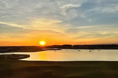 Image de Golfers Dream! Resort style 2 bedroom condo in The National Golf & Country Club.